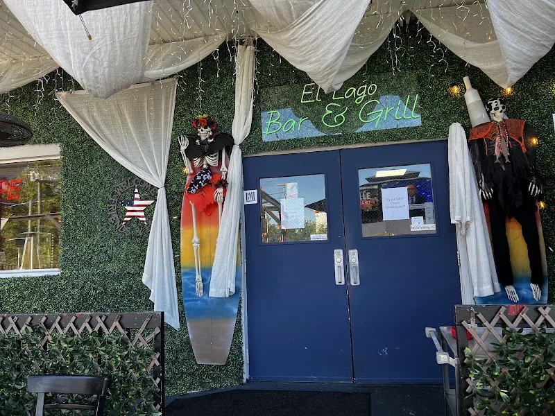 El Lago Bar & Grill